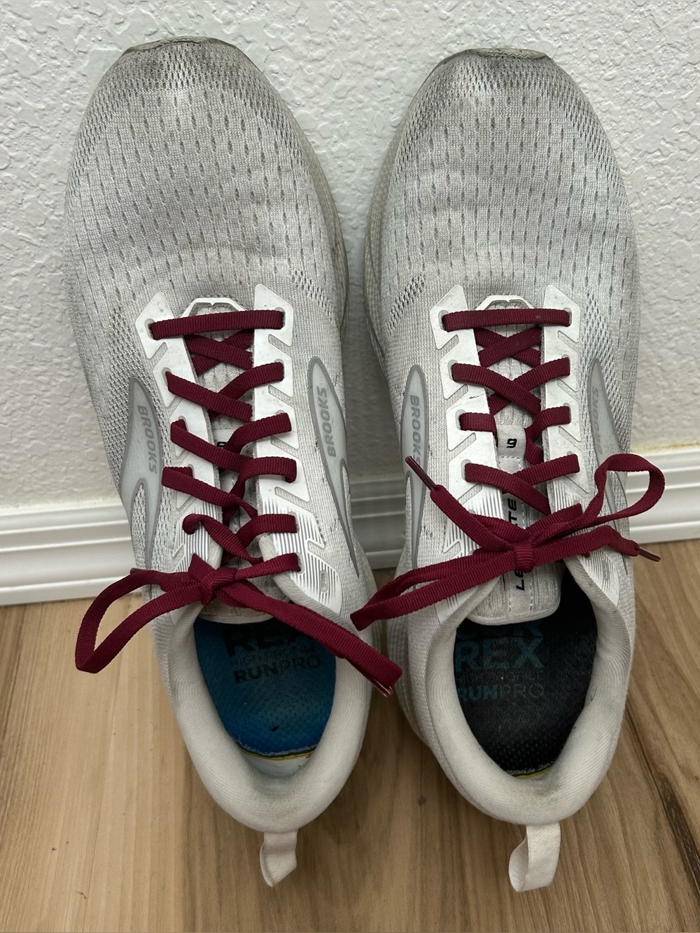 Brooks Men's Leviate 6 Running Shoes Size 10 White/Red/Silver